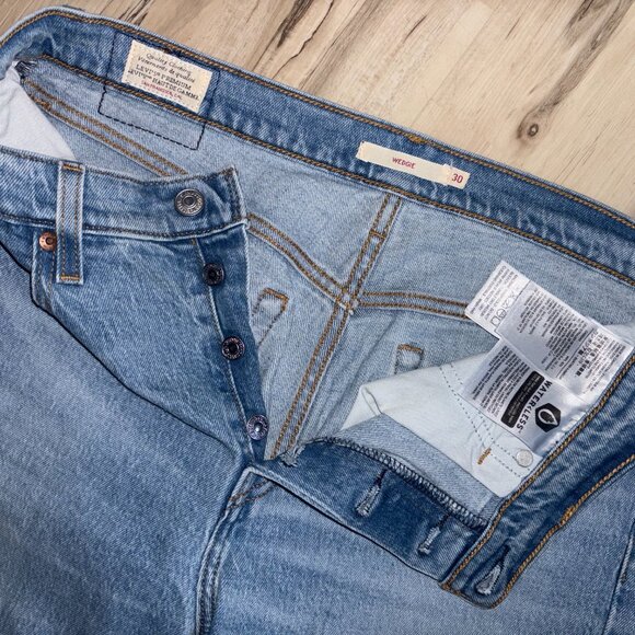 Levi's Light- Medium Wash Buttonfly Wedgie Jeans 30 - Picture 3 of 8